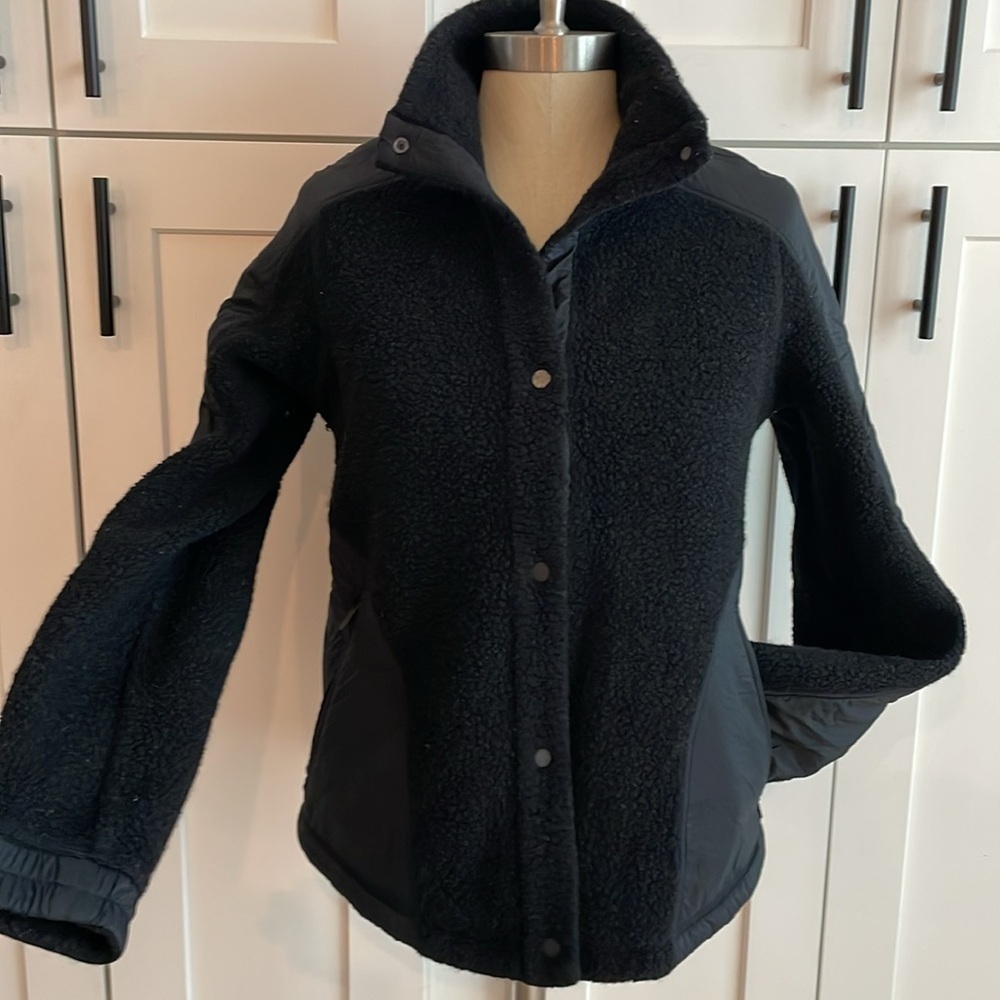 Lululemon Go Cozy Jacket Black wool
Blend bomber Sherpa button down size…